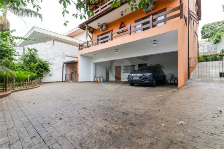 Sobrado à venda com 4 quartos, sendo 2 suítes,  em Interlagos, São Paulo, SP