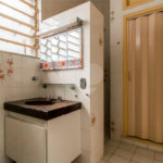 Casa à venda em Moema de 280m² com 4 dormitórios, sendo 1 suíte e 2 vagas de garagem.