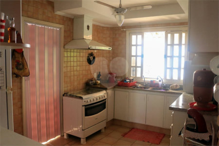 Casa térrea no Condomínio Parque dos Ipês.