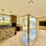 Casa em condomínio Impecável, 4 dorms / 2 suítes, varanda gourmet, piscina, 3 lareiras
