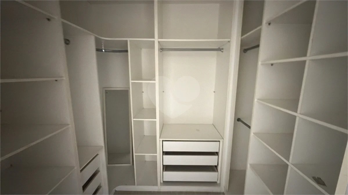 Apartamento de 155 m² com 4 dormitórios, varanda e 2 vagas de garagem. Condomínio com piscinas adulto, infantil e aquecida, lazer e portaria 24 horas.