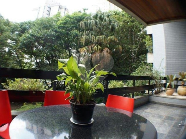 Apartamento à venda ou para alugar com 4 suítes em Moema, São Paulo, SP