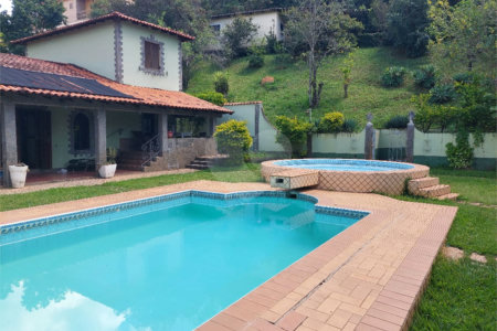 Casa à venda ou para alugar com 5 quartos, sendo 2 suítes, no condomínio Restinga Verde, São Roque - SP