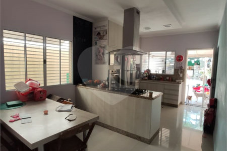 Casa à venda com 3 quartos, sendo 1 suíte,  em Vila Suissa, Mogi das Cruzes, SP