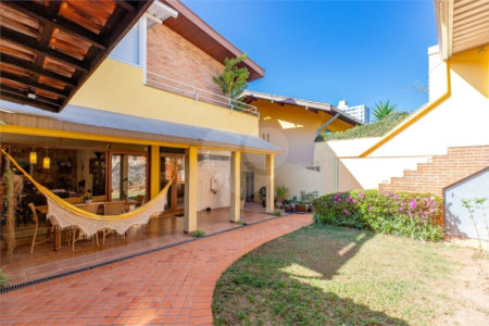 Sobrado à venda com 4 quartos, sendo 2 suítes, em Vila Madalena, São Paulo, SP
