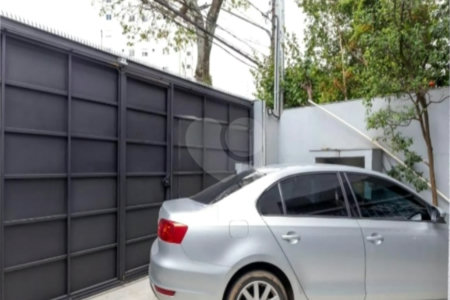 Sua oportunidade única na Vila Gumercindo! Casa espaçosa de 257m² com 4 dormitórios (sendo 2 suítes), 2 vagas de garagem e excelente localização, venda.