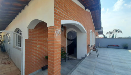 Casa à venda com 3 quartos, sendo 1 suíte,  no Centro, Vinhedo, SP