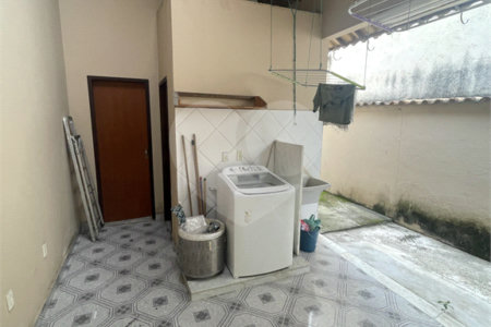Casa à venda com 5 quartos, sendo 3 suítes, no condomínio Recanto das Palmeiras, Rio de Janeiro - RJ