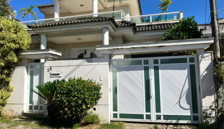 Casa à venda com 3 quartos, sendo 2 suítes,  no condomínio Laura Serra, Rio de Janeiro - RJ