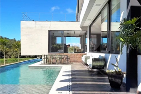 Casa à venda com 3 suítes no condomínio Figueira Garden, Atibaia - SP
