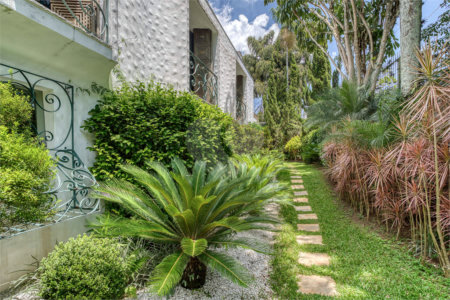 Casa Térrea à venda com 4 suítes em Jardim Cordeiro, São Paulo, SP