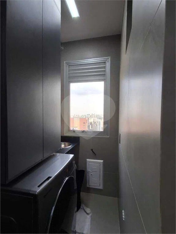 Apartamento totalmente decorado em Moema com 70 m2 , 2 quartos, 2 suítes e 2 vagas, ambientes com ar condicionado.
