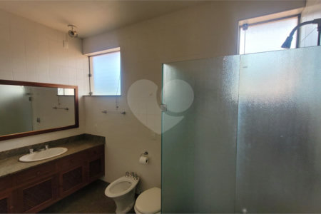 Casa à Venda . Aceita Permuta por Apto. ou Casa ,em Condomínio na Cidade São Paulo ou Bauru.
