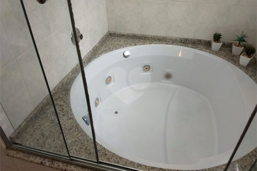 Casa Térrea à venda ou para alugar com 4 suítes em Horto, São Paulo, SP
