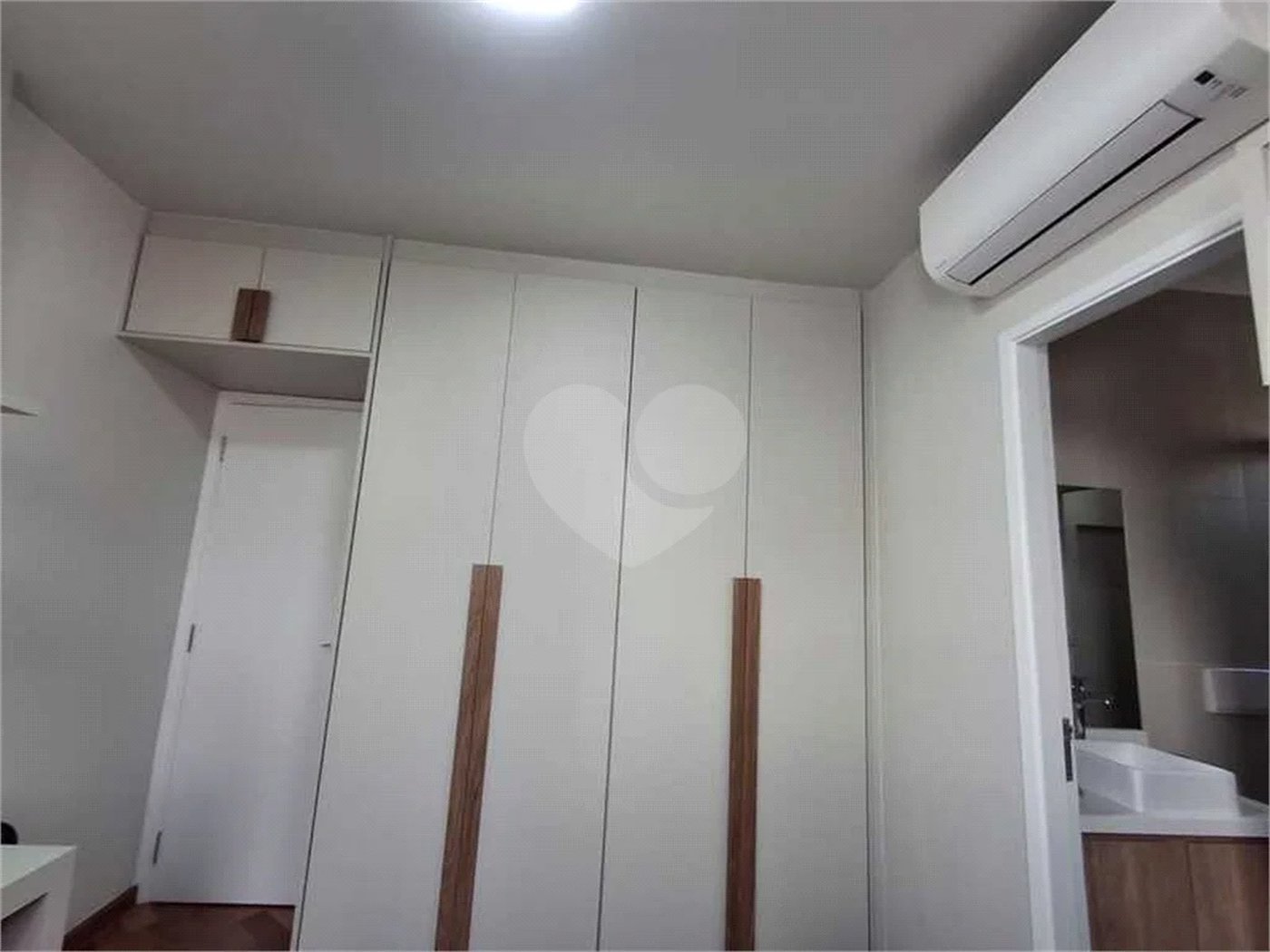 Apartamento totalmente decorado em Moema com 70 m2 , 2 quartos, 2 suítes e 2 vagas, ambientes com ar condicionado.
