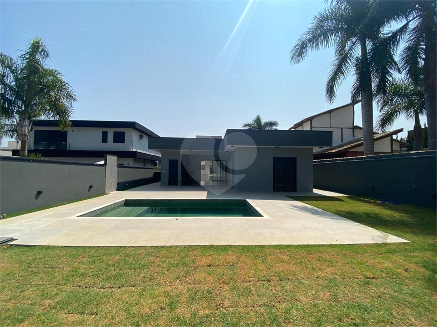 Casa à venda com 3 suítes no condomínio Shambala II, Atibaia - SP