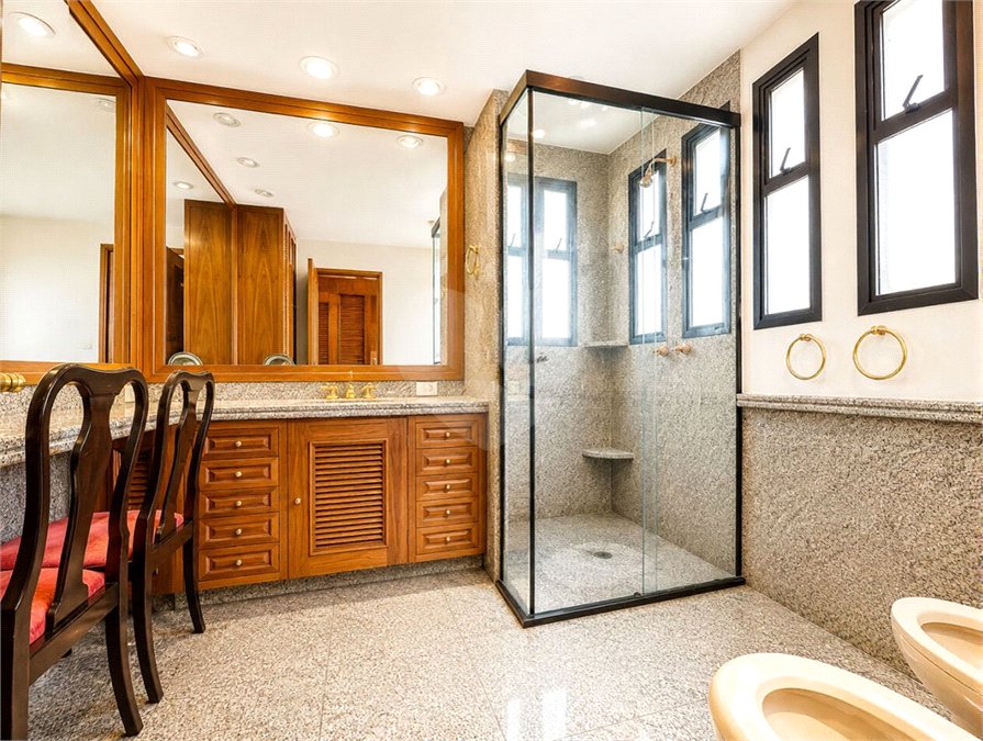 Apartamento à venda com 3 suítes em Moema, São Paulo, SP