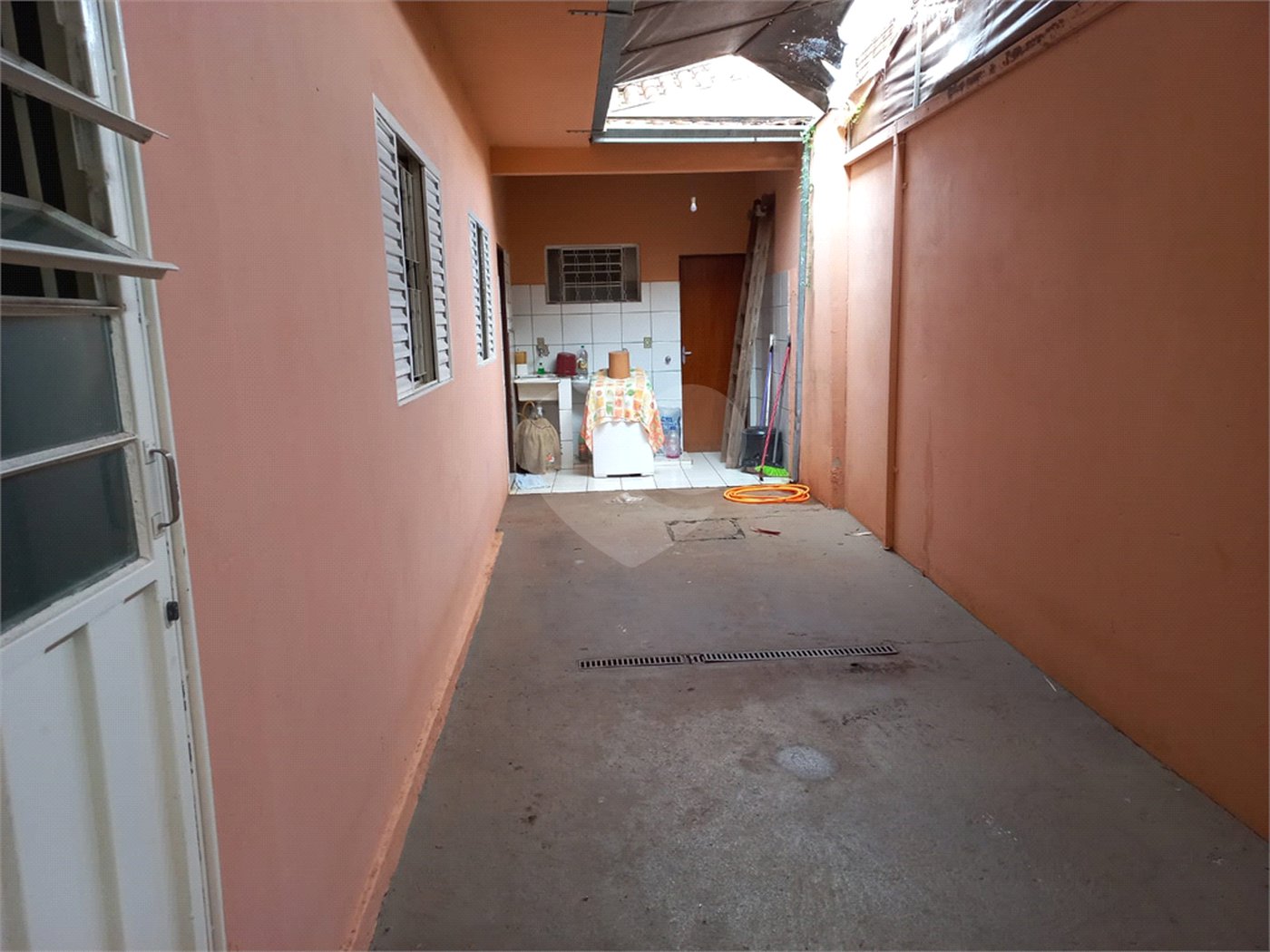 Sobrado à venda com excelente distribuição de espaços