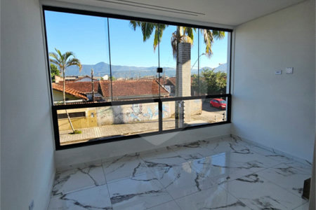 Casa à venda com 3 quartos, sendo 1 suíte,  em Maracanã, Praia Grande, SP