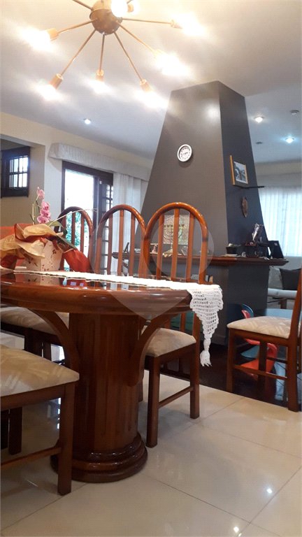 Casa à venda com 5 quartos, sendo 3 suítes,  em Vila Oliveira, Mogi das Cruzes, SP