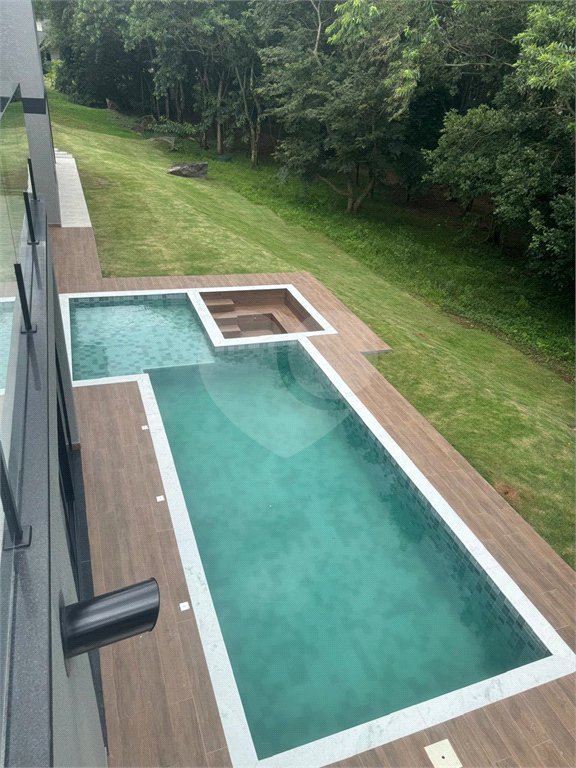 Casa à venda com 4 suítes no condomínio Figueira Garden, Atibaia - SP