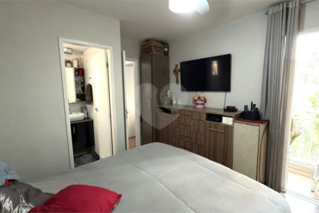 Apartamento à venda com 3 quartos, sendo 1 suíte,  em Vila Paulo Silas, São Paulo, SP