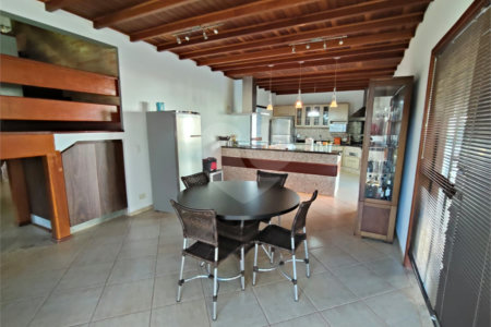 Casa à venda com 7 quartos, sendo 4 suítes, no condomínio Riviera de Santa Cristina XIII, Paranapanema - SP