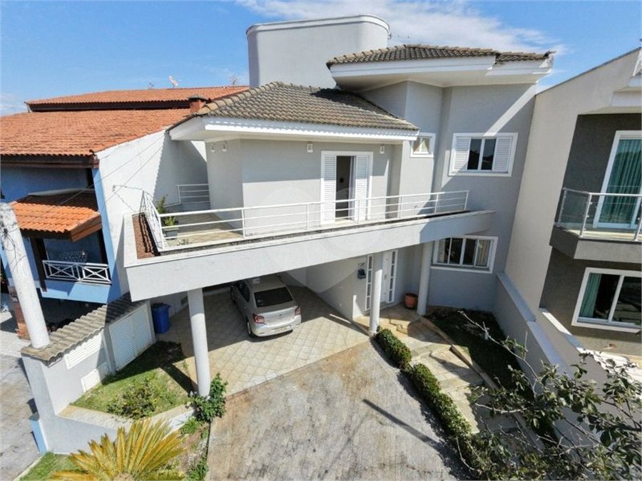 Casa à venda com 5 quartos, sendo 3 suítes, no condomínio Granja Olga III, Sorocaba - SP