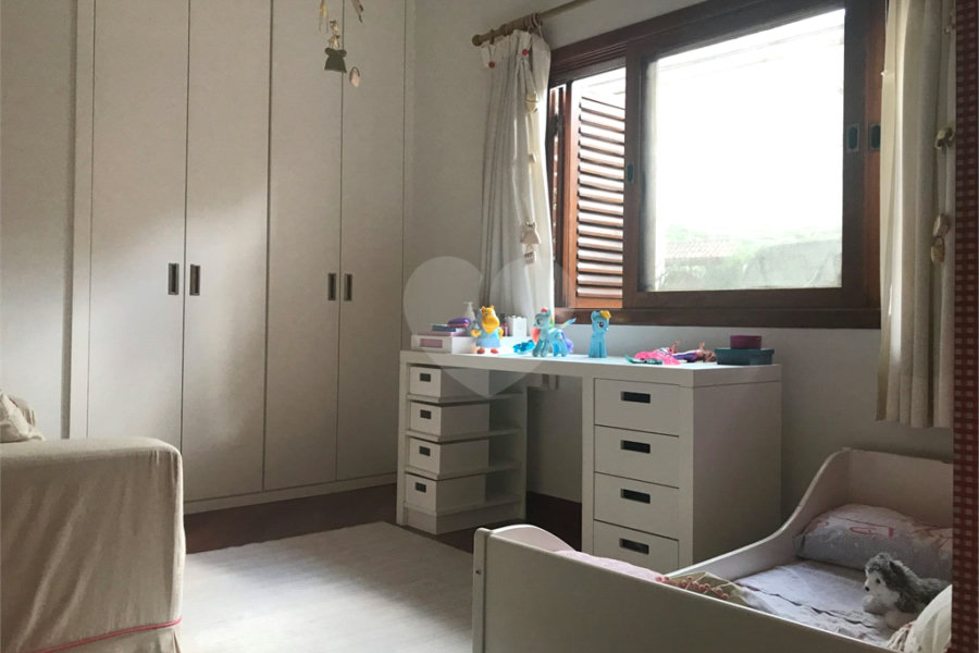 Casa à venda com 4 quartos, sendo 3 suítes, no condomínio Alpes da Cantareira, Mairiporã - SP