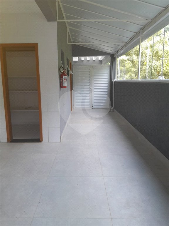 Casa à venda ou para alugar com 4 suítes em Chácaras São Carlos, Cotia, SP