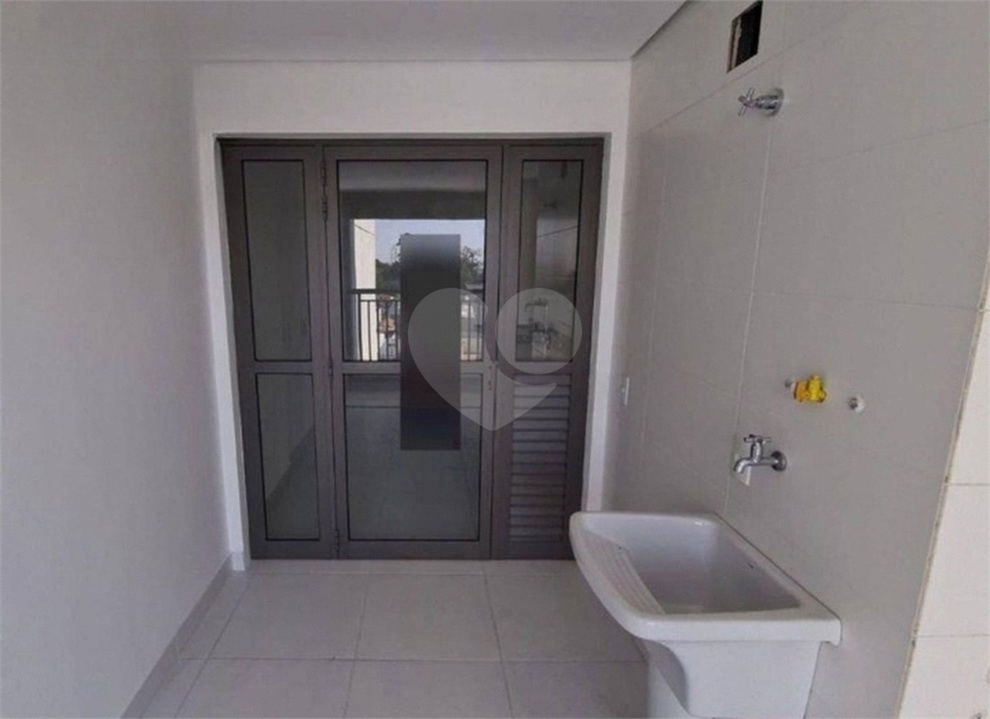 Apto com 159m² área útil com 3 suítes 2 vagas varanda gourmet e lazer completo.