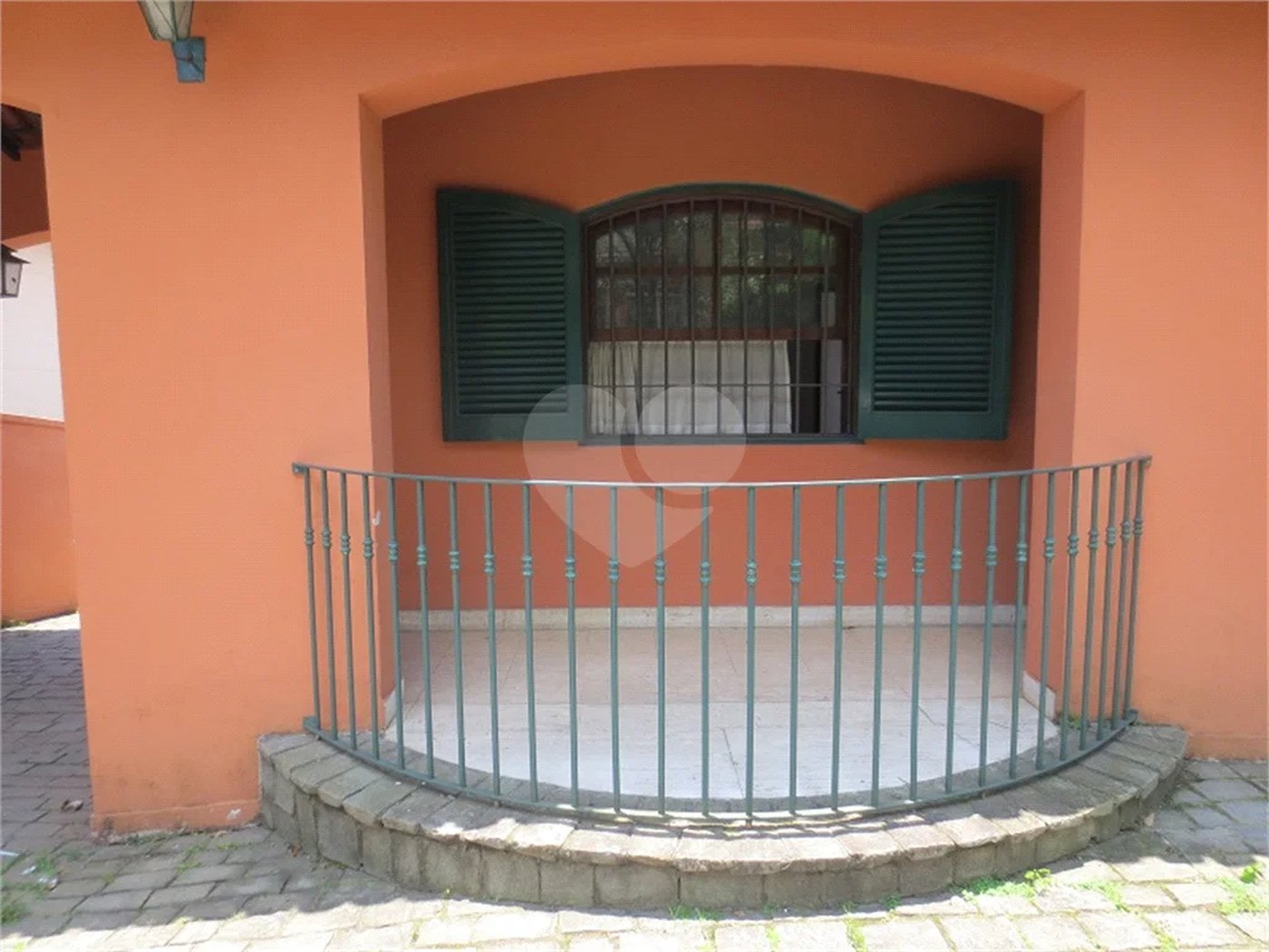 Casa no Pacaembu com ótima distribuição e amplo quintal em terreno em declive