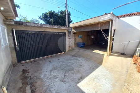 Casa térrea com 2 dormitórios.