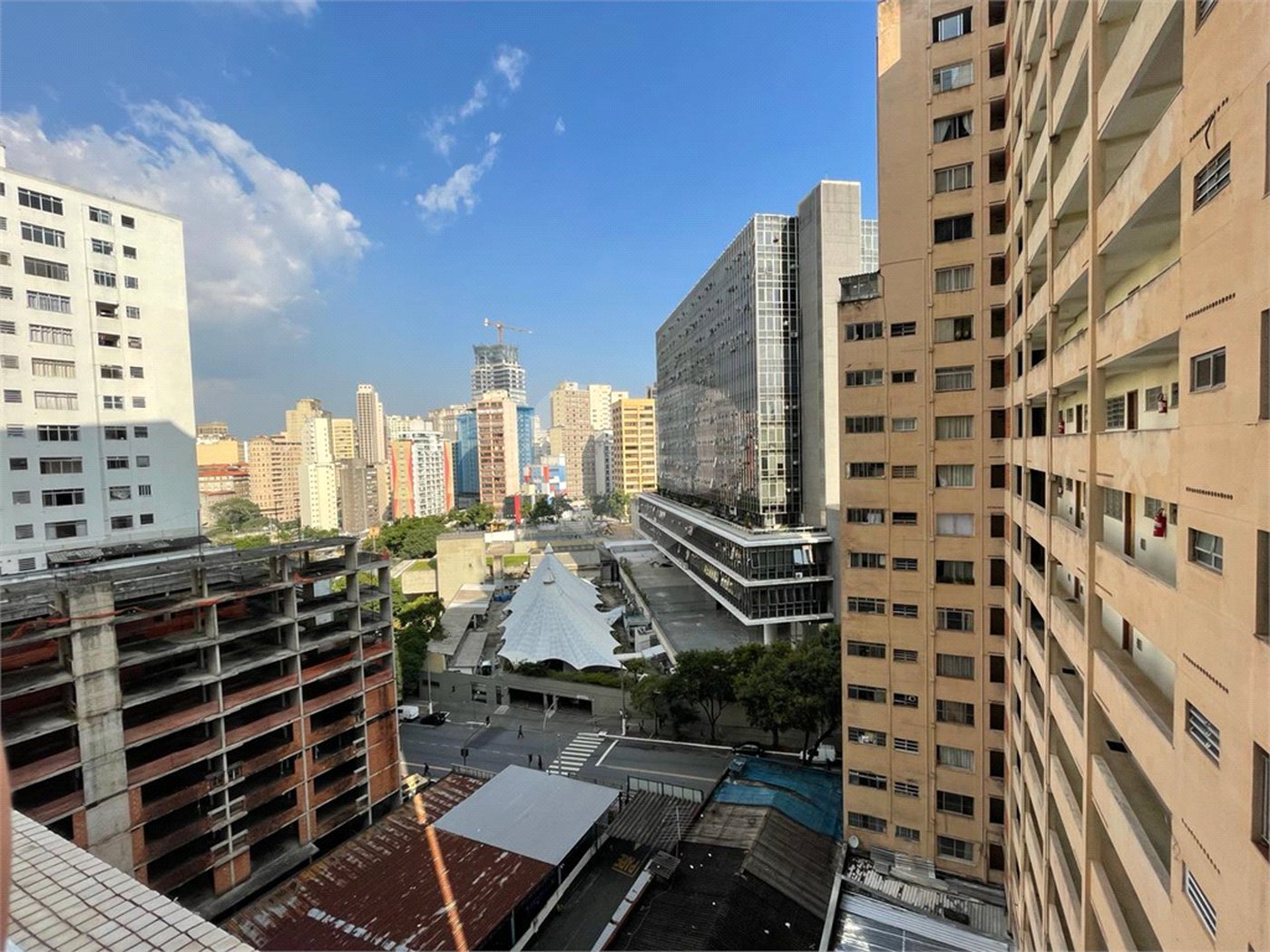 Apartamento á venda na Bela Vista com 57m² reformado e com armário embutido.
