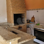 Casa térrea com 2 dormitórios, sendo 1 suíte.