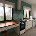 Apartamento de 130 m² com três dormitórios, sendo uma suíte, com armários embutidos, dependências de empregado e lavabo