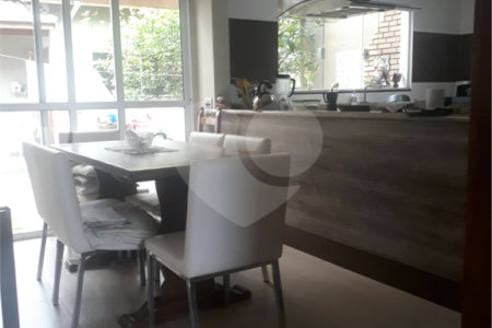 Sobrado à Venda no Condomínio Picollo Villagio com mobilha