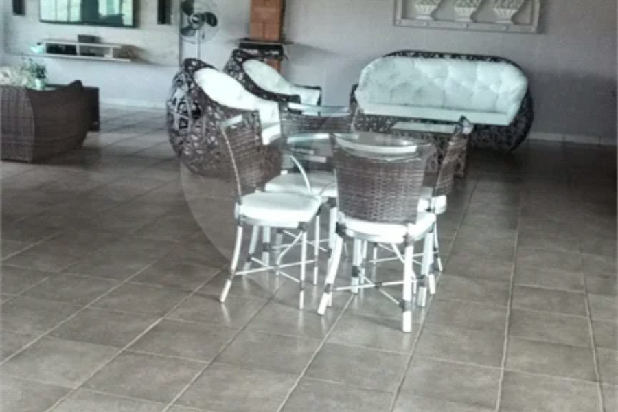 Chácara à venda. Ampla área de lazer. Aceita permuta com apartamento na praia