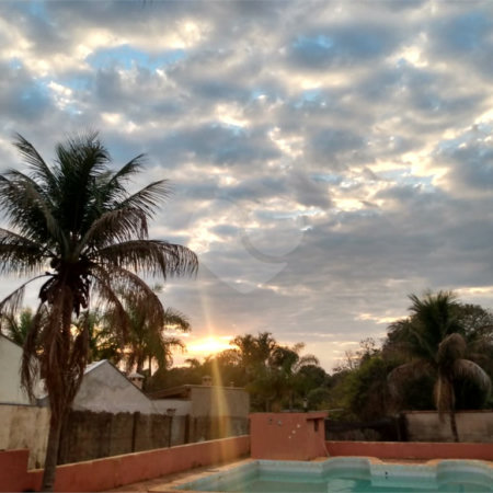 Casa Térrea com 3 dormitórios, sendo 1 suíte.