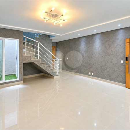 Sobrado geminado com 185 m², 3 suítes, closet, 4 vagas, área gourmet, sótão, energia solar, aquecimento de água e sistema completo de segurança.