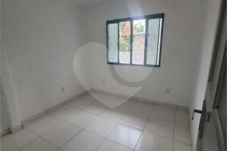 SOBRADO TIPO APARTAMENTO COM 1 QUARTO PARA LOCAÇÃO 42m² - SANTISSIMO