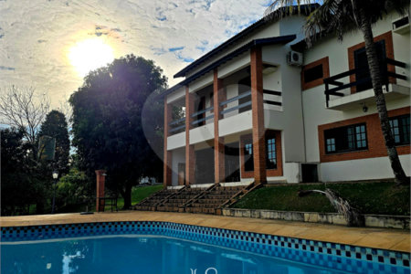 Indaiatuba- Vale das Laranjeiras - Vista dos fundos para o lago - Casa assobradada - 3 pisos, 4 quartos, 2 suítes, uma com hidro ,escritório, sala 3 ambientes, lareira, lavabo,cozinha ampla, despensa, lavanderia, churrasqueira, forno pizza, 6 wcs, piscina, jardim despensa, garagem, segurança