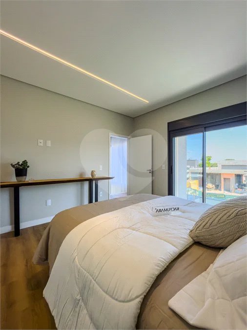 Indaiatuba - Condominio Villa Sapezal - 318 m² de Terreno - 230 m² de Área Construída - 3 suítes, sendo 1 Master com closet planejado - Sala de TV - Sala de estar integrada à Sala de jantar - Cozinha com móveis planejados - Despensa - Escritório planejado - Lavabo - Piscina com preparação para aquec