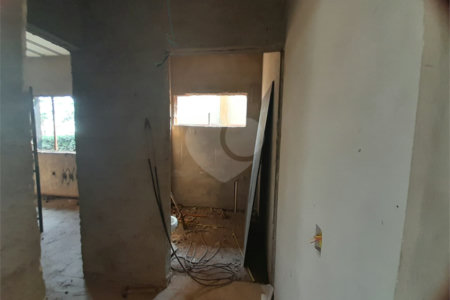 Casa em Construção com Área Gourmet e Piscina no Condomínio Damha II