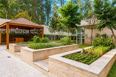 Apartamento de 106 m² no Auge Home Resort, porteira fechada, com 3 dormitórios, 1 suíte, varanda gourmet, 2 vagas, depósito e lazer completo.