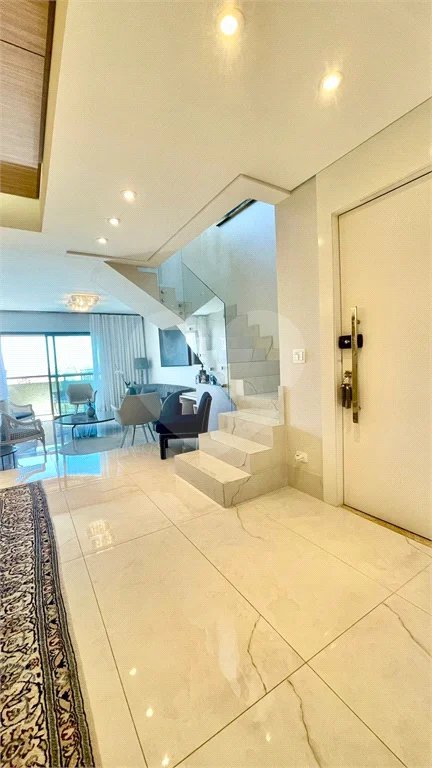 Cobertura à venda na Aclimação de 300m² com 2 vagas.