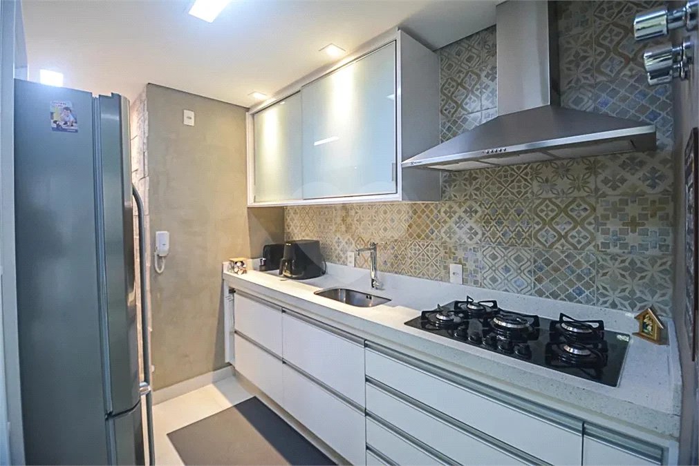 Espaço, conforto e uma localização privilegiada fazem deste apartamento mobiliado no Baeta Neves, em São Bernardo do Campo, uma excelente opção para seu novo lar. Com 118 m², três dormitórios e quatro banheiros, o imóvel oferece ambientes amplos para acomodar a família e receber amigos com comodidad