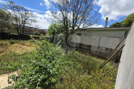Casa térrea à venda com amplo quintal e grande potencial na Vila Nery