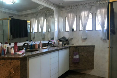 Sobrado com 363m² à venda no Alto da Moóca - 3 suítes e 6 vagas.