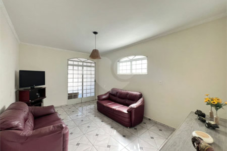 Casa à Venda no Santa Felicia, São Carlos | 2 Dormitórios | Pronta para Morar com Total Conforto